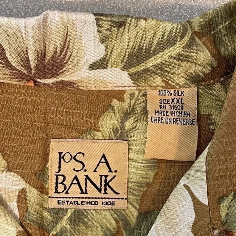 JOS A BANK Men’s Short Sleeve Button‎ Down FLORAL Beach Shirt. Hawaiian Shirt.